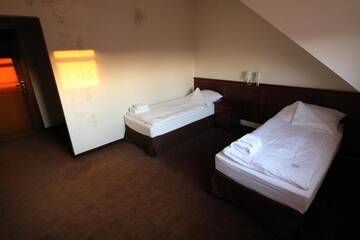 Фото номера Двухместный номер с 2 отдельными кроватями Отель Hotel Marzanna г. Niedrzwica Kościelna 25